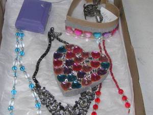 lot 9 image: Jewelry