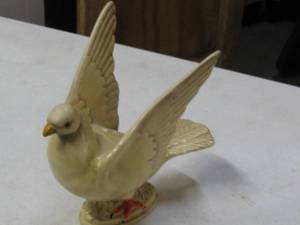 lot 18 image: Haeger Dove