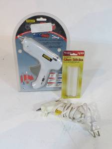 lot 27 image: 2 Hot Glue Guns