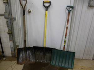 lot 46 image: Snow Shovels