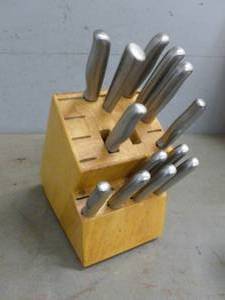 lot 106 image: Knife Block Set