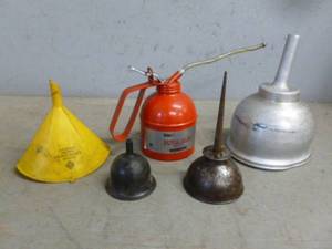 lot 123 image: Vintage Oiler Can