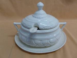 lot 128 image: Soup Tureen
