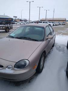 lot 11 image: 1999 Ford Taurus
