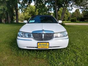 lot 14 image: 2001 Lincoln Town Car Stretch Limousine