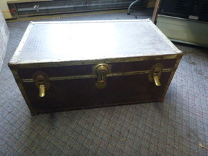 lot 25 image: Vintage Chest