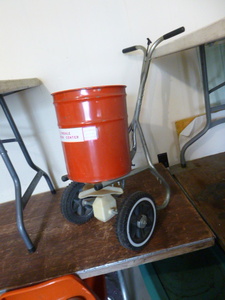 lot 49 image: SeedFertilizer Spreader