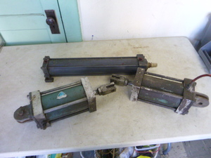 lot 80 image: Hydraulic and 2 Pneumatic Cylinders