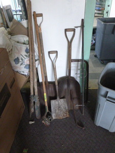 lot 83 image: Lawn Tools