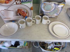 lot 87 image: 32 Piece Dinnerware