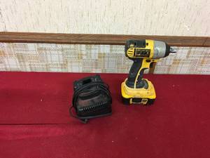 lot 170 image: DeWalt DC820 18V 12 Cordless Impact Wrench & Battery Charger