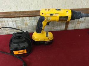 lot 172 image: DeWalt DC520 18V Cordless DrywallDeck VSR Screwdriver & Battery Charger