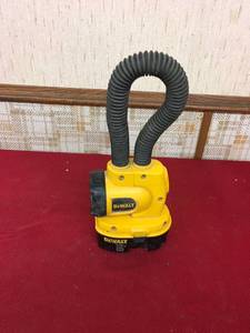 lot 185 image: DeWalt 18V DW919 Rechargeable Light
