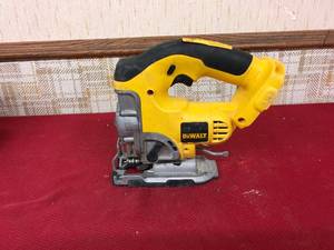 lot 193 image: DeWalt 18V DC330 Cordless Variable Speed Jig Saw