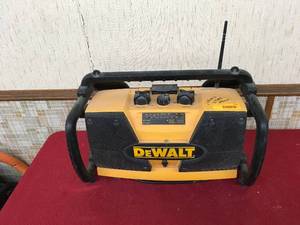 lot 198 image: DeWalt DW911 Work Site Radio Charger