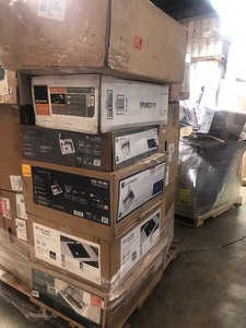Pallet of assorted kitchen sinks Elkay, Glacier Bays, Blanco customer returns in good condition