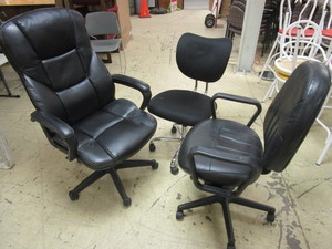 lot 518 image: DESK CHAIRS, ON CASTERS