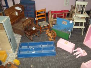 lot 148 image: Doll Furniture