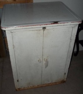 lot 160 image: Metal Cabinet