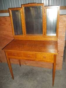 lot 161 image: Antique Vanity