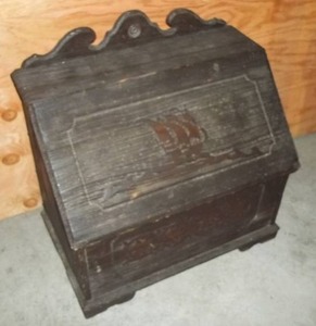 lot 13 image: Decorative Wooden Storage Bin