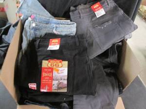 lot 200 image: Large Box Of Ladies Jeans NWT (Size...