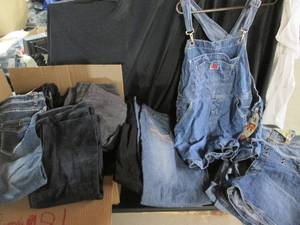 lot 214 image: Large Box Of Ladies Jeans (BlackTa...
