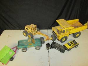 lot 13 image: Vintage Tonka Road Grater, Mighty Might Tonka Dump Truck, Buddy Car Carrier, Nylint pickup with Trailer and Small Pickup
