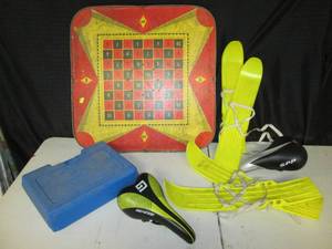 lot 20 image: Fun Skis, vintage 2 sided game, Leg...