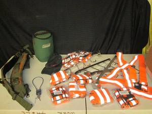 lot 29 image: New reflective suspenders, lock, ho...