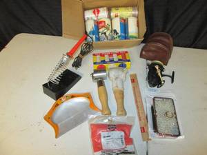 lot 33 image: Lot of assorted vintage items - fis...