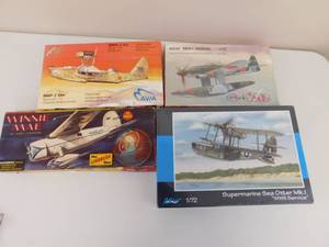 lot 32 image: 4 - Collectible Model Airplanes