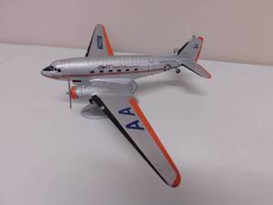 lot 51 image: 3 - Collectible Airplanes