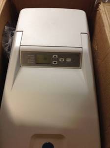 lot 122 image: GE 30,000 Grain Water Softener NOT USED whit damage on the plastic cover and base please review the pictures