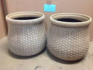 lot 32 image: Southern Patio Tri-Weave 16 in. W x 14 in. H Plastic Planter in good condition