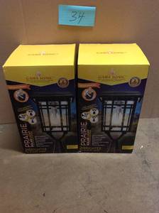 lot 34 image: Gama Sonic Prairie Bulb Single Black Integrated LED Outdoor Solar Post Light with 3-Mounting Options Fitter, Pier and Wall Mounts in good condition