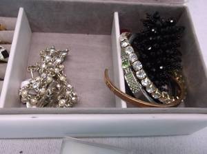lot 18 image: Jewelry Box
