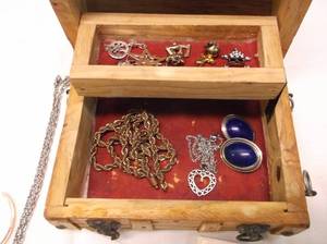 lot 23 image: Jewelry Box