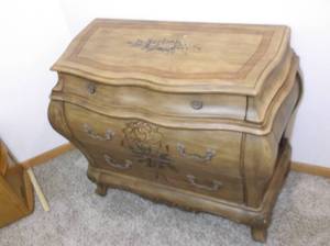 lot 2 image: Dresser