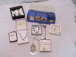 lot 20 image: Jewelry