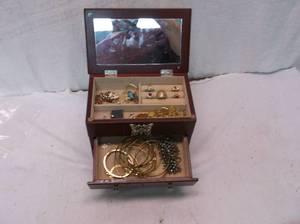 lot 21 image: Jewelry Box