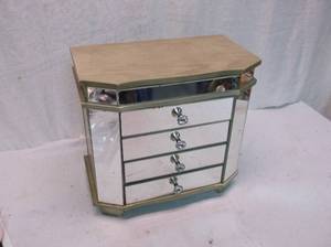 lot 22 image: Jewelry Box