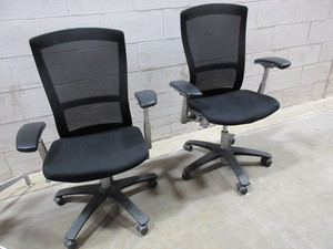 lot 17 image: DELUXE  OFFICE CHAIRS BY KNOLL