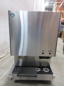 lot 25 image: HOSHIZAKI ICE AND WATER DISPENSING MACHINE