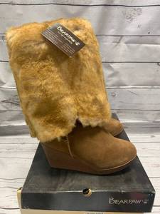 lot 21 image: Bearpaw Foldover Size 10 Highland Boots $88 retail