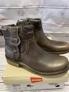 lot 28 image: Mens Size 8 Clarks Stoten Boots $169 Retail
