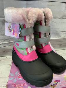 lot 32 image: Girls Size 2 Skechers Boots $59 retail
