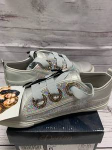 lot 61 image: Dereon Triplets Size 6 Womens Shoes $52 retail