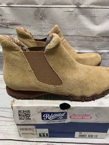 lot 63 image: Womens Size 11 Skechers Memory Foam Boots $67 retail