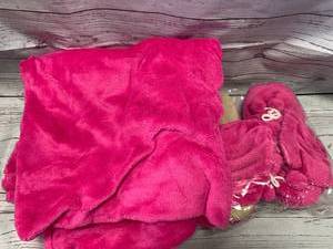 lot 73 image: Fuzzy Booties & Blanket in Pink $29 retail
